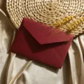Burgunderroter Briefumschlag mit Strukturpapier für Vintage-Liebesbriefe und Einladungen. - 1 leinen-dunkelroter (weinroter) Umschlag