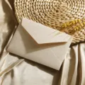 Enveloppe texture lin en gros plan, design de papeterie en papier vintage pour invitations. - 1 enveloppe blanc lin