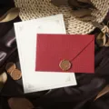 Vintages rotes Briefumschlag-Papier-Set mit Siegelwachs, Sackleinen-Textur Schreibwaren. - Rosen Briefpapier Stempel Set / Mehrteiliges Set / Burgunderrot