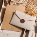Vintage leinenstrukturierter Umschlag und linierter Briefpapier-Set mit Wachssiegel. - 3 Weiße Leinenumschläge + 10 Kraft-Briefpapiere liniert + 3 Wachssiegel