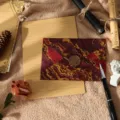 Set de papeterie rétro avec enveloppe marbrée, sceau en cire et élégantes feuilles de lettre. - 3 enveloppes rouge vin + 10 papiers à lettres kraft lignés + 3 sceaux de cire (matériau : cire à cacheter)