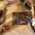 Ensemble de papier à lettres et enveloppe dorés rétro avec sceau de cire pour lettres d'amour. - 3 enveloppes café + 10 papiers à lettres kraft lignés + 3 sceaux de cire (matériau : cire à cacheter)