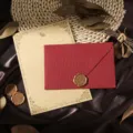 Vintage Retro Schreibwaren Set mit rotem strukturiertem Umschlag Briefpapier Siegelwachs. - Kraft Kaninchen Briefpapier Stempel Set / Mehrteiliges Set / Burgunderrot