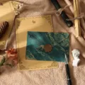Ensemble de papeterie vintage avec enveloppe doree et sceau de cire pour lettres romantiques. - 3 enveloppes vert foncé + 10 papiers à lettres lapin kraft + 3 sceaux de cire (matériau cire à cacheter)