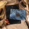 Ensemble de papeterie et enveloppe style marbre rétro avec sceau de cire pour lettres. - 3 Enveloppes bleu océan + 10 Feuilles de papier à lettres lapin noir + 3 Sceaux de cire (Matériau cire à cacheter)