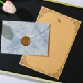 Set di cancelleria retrò con busta blu marmorizzata, carta da lettere floreale e sigillo. - 3 buste blu lago + 10 fogli di carta da lettere kraft con conigli + 3 sigilli in ceralacca