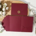 Enveloppe d'invitation de mariage pliée en trois avec bordure en dentelle et sceau de cire. - Enveloppe en Dentelle Tri-Pli avec Sceau de Cire / Bordeaux