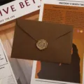 Ensemble d'enveloppes et de papier à lettres texturés rétro avec cachet de cire pour lettres. - Enveloppe Brun Terre 1pc + Sceau de Cire Bronze 1pc