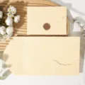 Carte d'invitation pliée en trois avec bordure en dentelle et enveloppe élégante. - Enveloppe en Dentelle Tri-Pli avec Sceau de Cire / Beige