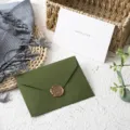 Set di buste verde avocado e biglietti d'auguri, perfetto per festività e desideri. - Set da 1 Pezzo (1 Busta + 1 Biglietto + 1 Sigillo in Cera) / Verde oliva
