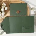 Carte d'invitation pliée en trois vert foncé avec bords en dentelle et sceau de cire vintage. - Enveloppe en Dentelle Tri-Pli avec Sceau de Cire / Vert Foncé