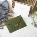 Busta verde avocado e biglietto d'auguri bianco per San Valentino, compleanni e feste. - Set da 1 Pezzo (1 Busta + 1 Biglietto + 1 Sigillo in Cera) / Verde oliva