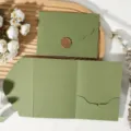 Invitation de mariage pliée verte avec bordure en dentelle et sceau de cire élégant. - Enveloppe en Dentelle Tri-Pli avec Sceau de Cire / Vert olive