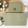 Enveloppe d'invitation pliée en trois verte avec bordure en dentelle et sceau de cire. - Enveloppe en Dentelle Tri-Pli avec Sceau de Cire / Vert Avocat