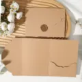 Enveloppe pliante en papier kraft avec bordure en dentelle et sceau en cire pour invitation. - Enveloppe en Dentelle Tri-Pli avec Sceau de Cire / Café