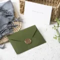 Busta verde oliva con biglietto di auguri e sigillo in cera per capodanno e feste di compleanno. - Set da 1 Pezzo (1 Busta + 1 Biglietto + 1 Sigillo in Cera) / Verde oliva