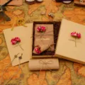 Coffret cadeau rétro en papier kraft avec lettres, fleurs séchées et clés pour amour romantique. - Set de papeterie œillet rouge 17