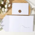 Carte d'invitation blanche pliable en trois avec bordure en dentelle et sceau. - Enveloppe en Dentelle Tri-Pli avec Sceau de Cire / Blanc Glace
