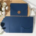 Cartes d'invitation pliables bleu foncé avec bordure festonnée et sceau de cire pour mariage. - Enveloppe en Dentelle Tri-Pli avec Sceau de Cire / Bleu foncé