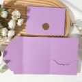 Vue détaillée de l'élégant ensemble de cartes d'invitation pliantes violettes avec sceau de cire. - Enveloppe en Dentelle Tri-Pli avec Sceau de Cire / Violet