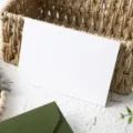 Biglietto d'auguri vuoto con busta verde in mockup, ideale per messaggi personali e festività. - 1 biglietto bianco (senza busta) / Bianco