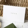 Primo piano sui dettagli del biglietto d'auguri bianco con testo e busta verde. - 1 Biglietto Futuro Promettente (Senza Busta) / Bianco