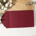 Enveloppe d'invitation pliante bordeaux avec bordure en dentelle, idéale pour mariages et fêtes. - Enveloppe en Dentelle Tri-Pli / Bordeaux