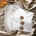 Ensemble de papier à lettres et enveloppes vintage avec joli motif lapin et sceau cire. - 3 enveloppes dorées effet neige + 10 feuilles de papier à lettres motif lapin blanc + 3 sceaux de cire "For You"