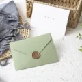 Set busta verde e biglietto di auguri con timbro in ceralacca, elegante vista di dettaglio. - Set da 1 Pezzo (1 Busta + 1 Biglietto + 1 Sigillo in Cera) / Verde avocado