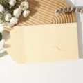 Gros plan détail d'une enveloppe de carte de vœux beige pliée en trois avec bordure. - Enveloppe en Dentelle Tri-Pli / Beige