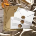 Ensemble de papeterie vintage avec enveloppe cachet de cire, papier kraft pour lettres. - 3 enveloppes dorées effet neige + 10 feuilles de papier à lettres en kraft motif lapin + 3 sceaux de cire "For You"