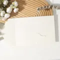 Détail enveloppe dentelle pliante, élégante porte invitation de mariage blanche, carte de vœux. - Enveloppe en Dentelle Tri-Pli / Ivoire