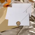 Ensemble de papeterie et enveloppes rétro élégant avec sceau en cire pour lettres. - 3 enveloppes argentées effet neige + 10 feuilles de papier à lettres ligné en kraft + 3 sceaux de cire "For You"