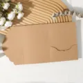 Gros plan détaillé de la carte d'invitation pliée en papier kraft avec bordure ondulée. - Enveloppe en Dentelle Tri-Pli / Café