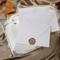 Ensemble de papeterie rétro avec enveloppes, papier à lettres et sceau de cire doré. - 3 enveloppes argentées effet neige + 10 papiers à lettres lapin blanc + 3 sceaux de cire (For You)