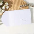Vue détaillée d'une enveloppe d'invitation de mariage blanche pliée en trois. - Enveloppe en Dentelle Tri-Pli / Blanc Glace