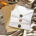 Ensemble de papeterie vintage et enveloppes mouchetées, style rétro élégant pour l'écriture. - 3 enveloppes dorées effet neige + 10 papiers à lettres lignés en kraft + autocollants
