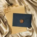 Ensemble de papeterie vintage avec enveloppe texturée bleu foncé et sceau en cire. - Bleu