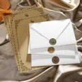Ensemble de papier à lettres et enveloppes vintage avec de beaux motifs floraux et autocollants. - 3 enveloppes dorées effet neige + 10 papiers à lettres lapin en kraft + autocollants