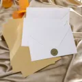 Ensemble de papeterie rétro avec enveloppes blanches texturées et papier kraft ligné. - 3 enveloppes argentées effet neige + 10 papiers à lettres lignés en kraft + autocollants
