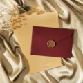 Ensemble de papeterie vintage avec papier à lettres ligné, enveloppe rouge et sceau de cire. - Rouge Foncé