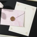 Set di carta da lettere vintage elegante con busta marmorizzata rosa e carta a righe. - Rosa (1 busta + 3 fogli di carta rosa dorata + 1 sigillo in ceralacca)
