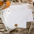 Ensemble d'enveloppes et de papier a lettres retro avec motif de lapin floral dore. - 3 enveloppes argentées effet neige + 10 papiers à lettres lapin blanc + autocollants
