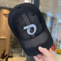 Schwarze, gewaschene Jeans-Baseballkappe mit gesticktem Buchstaben, gebogener Schirm. - Einheitsgröße / Schwarz