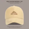 Klassische beigefarbene Baseballkappe mit gesticktem Berg- und Textdesign für den Alltag. - M (54-59cm) / Khaki