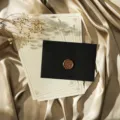 Set de papeterie vintage avec enveloppe noire, sceau de cire et bordures dorées pour cadeaux. - Noir