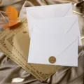 Ensemble de papeterie vintage avec enveloppes blanches texturées et papier kraft rétro. - 3 enveloppes argentées effet neige + 10 papiers à lettres lapin en kraft + autocollants