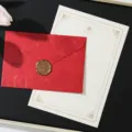 Set di cancelleria vintage con busta rossa carta rigata e bellissimo timbro in ceralacca. - 1 busta rossa + 3 fogli di carta da lettere con rose dorate + 1 sigillo di ceralacca