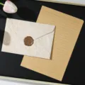 Elegante set di carta da lettere vintage con busta marmorizzata, sigillo in ceralacca e fogli. - 1 busta beige + 3 fogli di carta kraft a righe + 1 sigillo di ceralacca