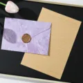 Set di cancelleria vintage elegante con busta marmorizzata viola e carta a righe marrone. - 1 Busta viola + 3 Fogli di carta da lettere kraft a righe + 1 Sigilli di ceralacca